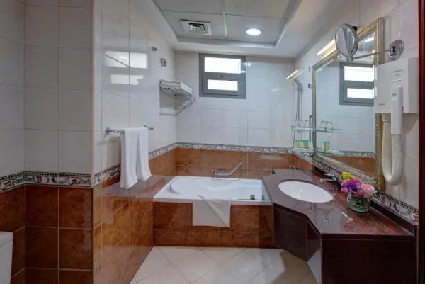 Howard Johnson Plaza by Wyndham Dubai Deira 9